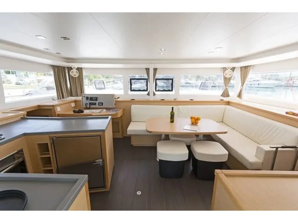 Anna Tessa, Interior image