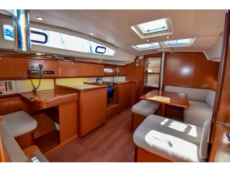 Premium, Interior image