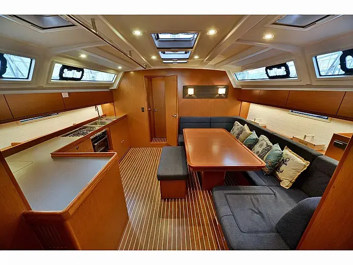 Bavaria Cr46 18, Interior image