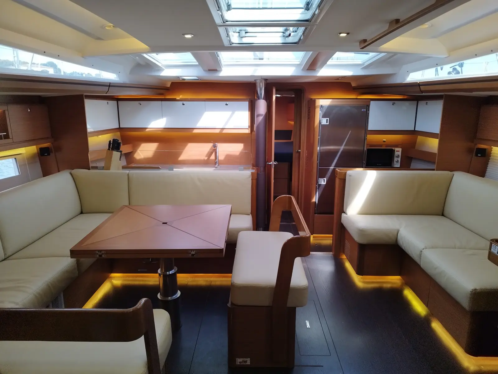 Albus, Interior image