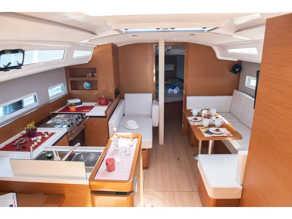 Marianna, Interior image