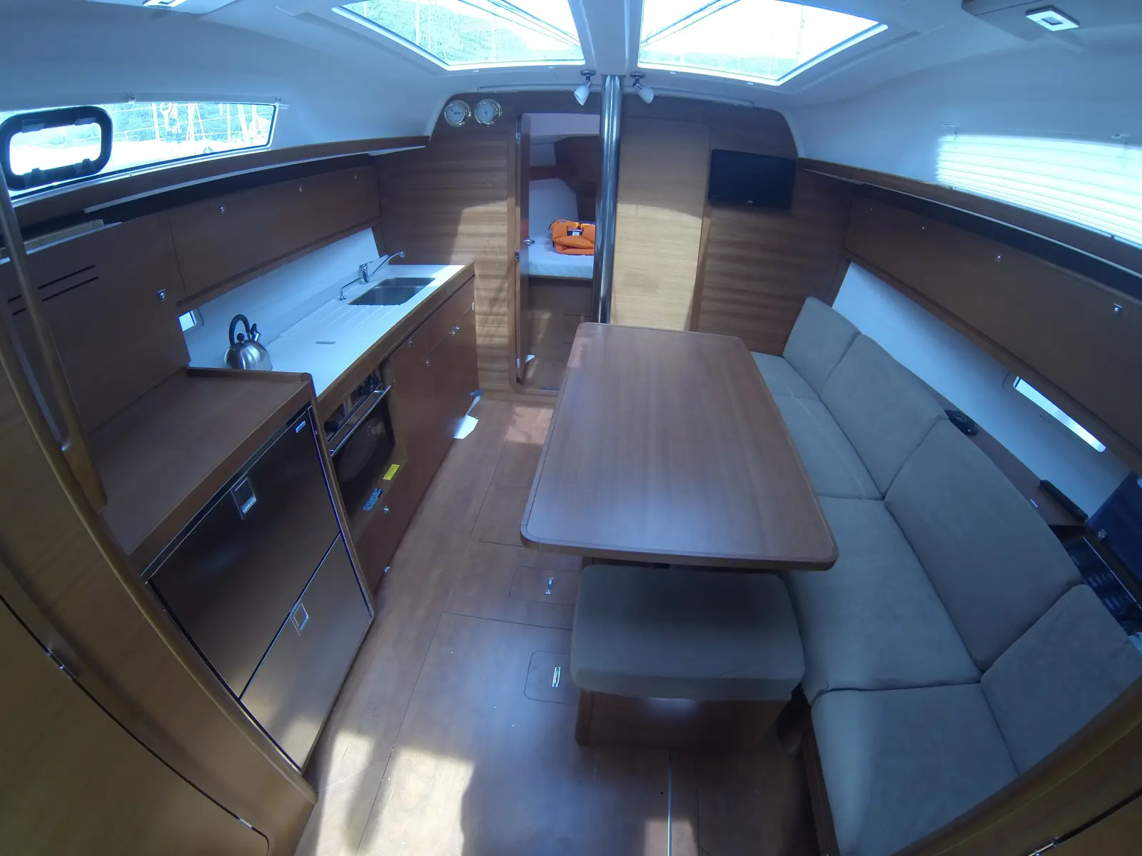 Gangaro, Interior image