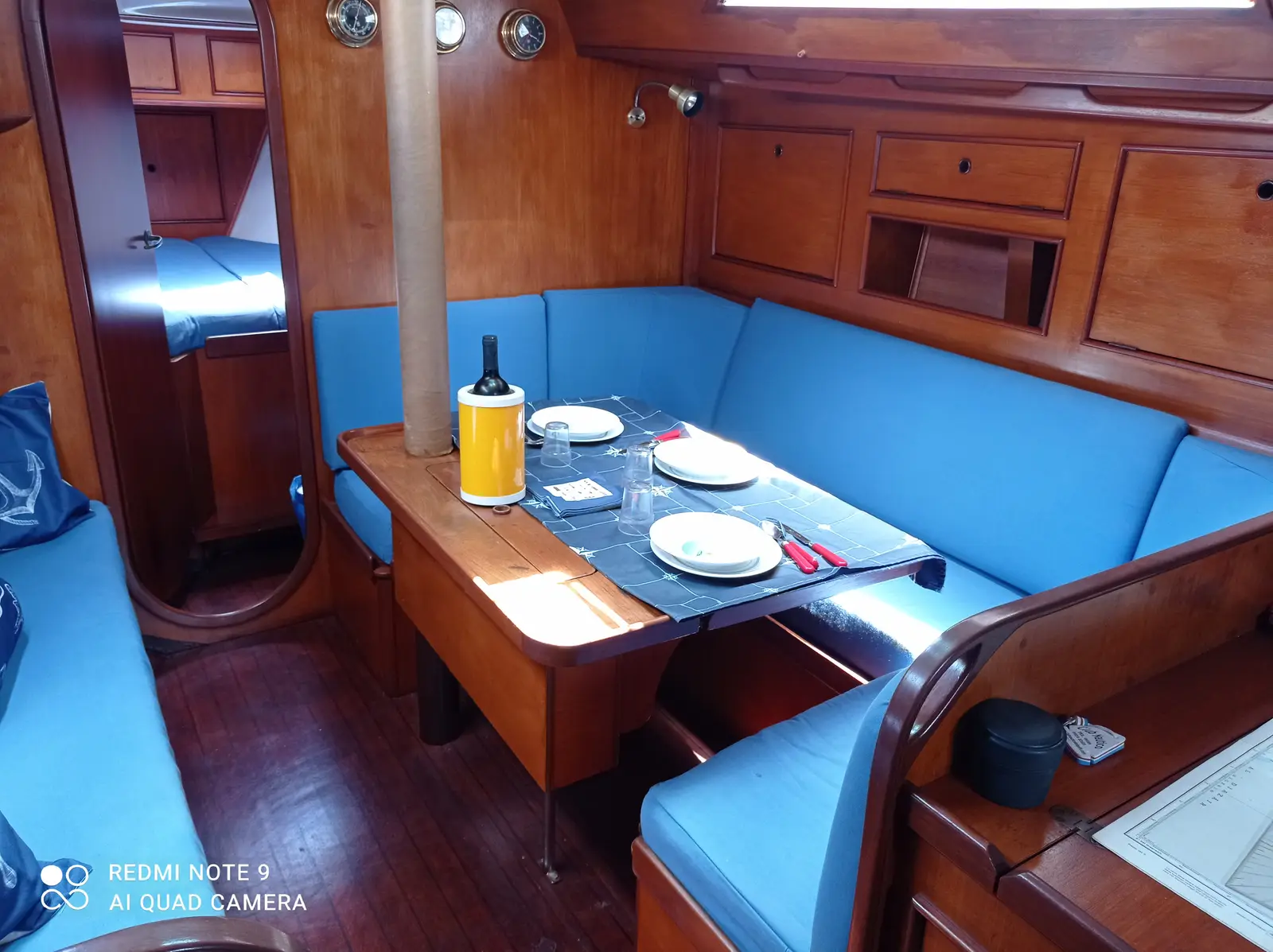 Seven, Interior image