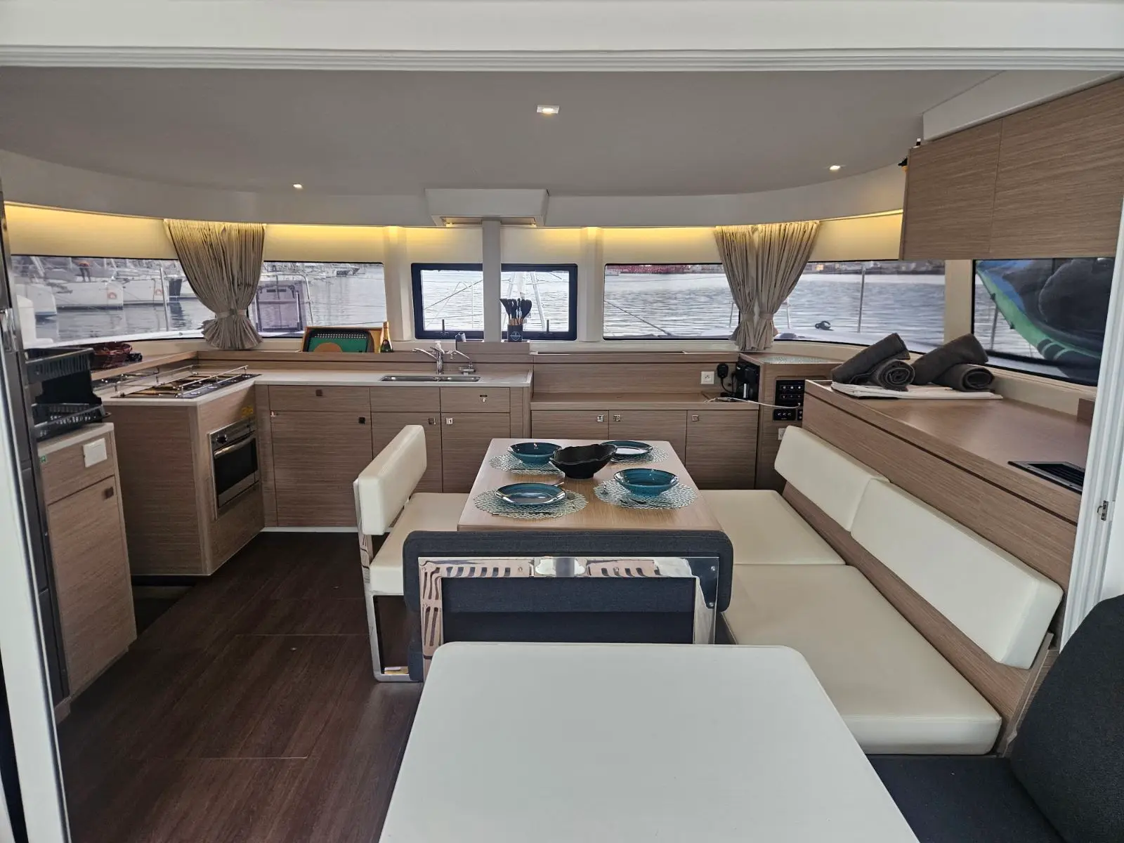 Aelia, Interior image