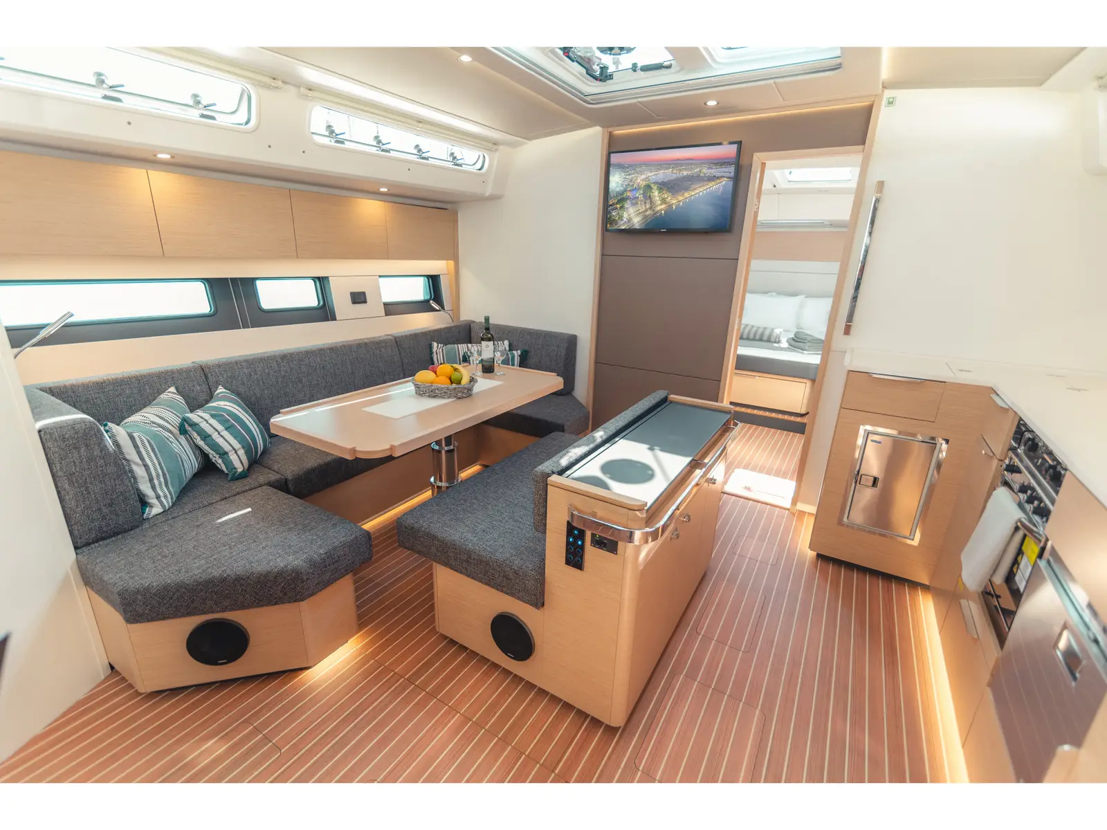Sea Emerald, Interior image