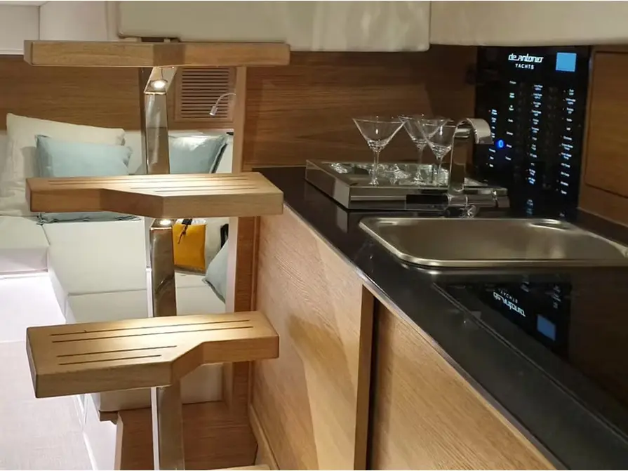 Bliss, Interior image