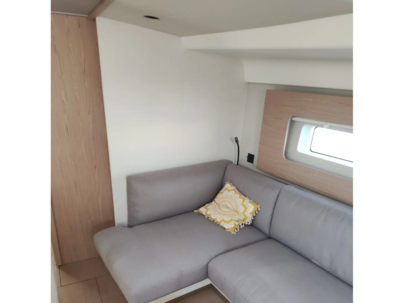 Extra Mile, Interior image