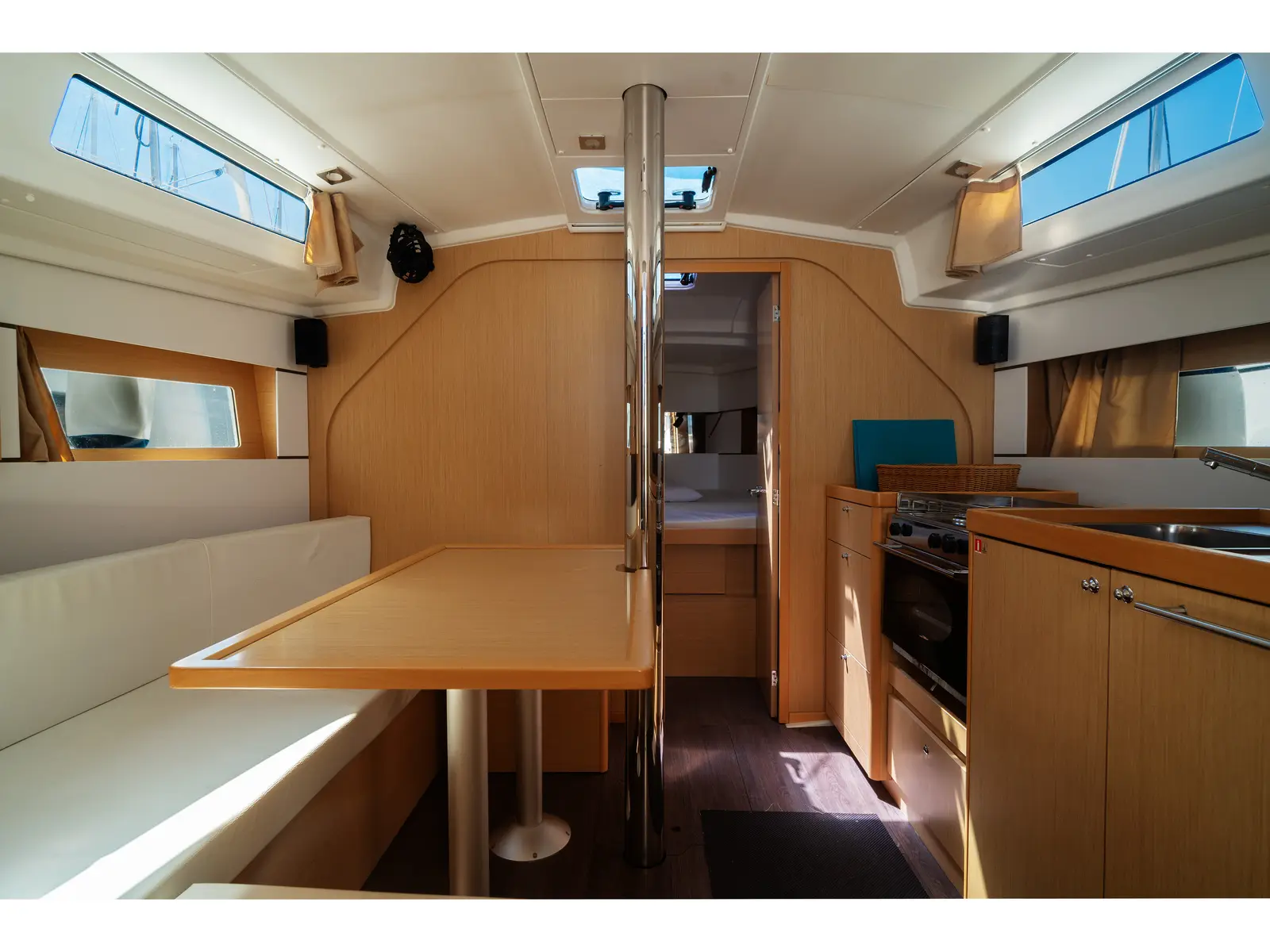Marta, Interior image