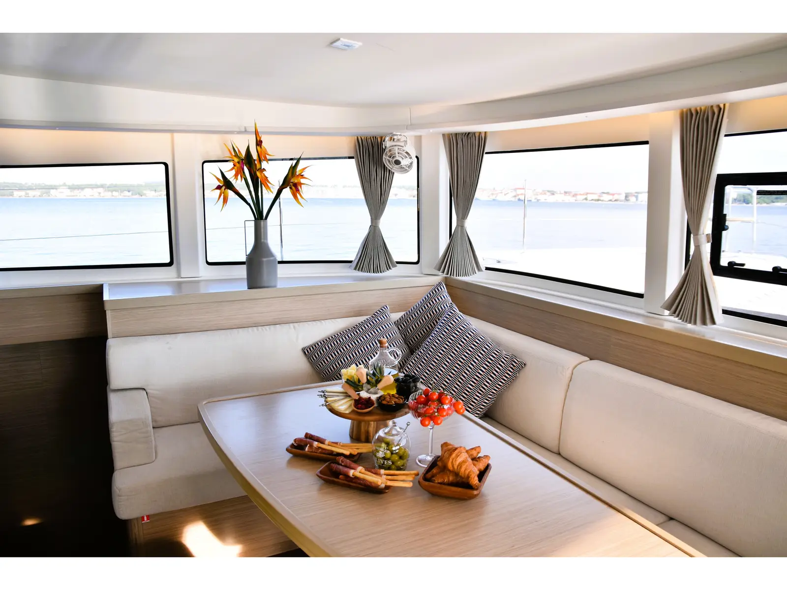 MAHI MAHI, Interior image