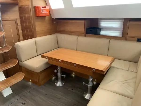 LONG ISLAND, Interior image
