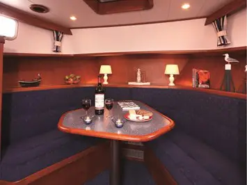 Nicole, Interior image