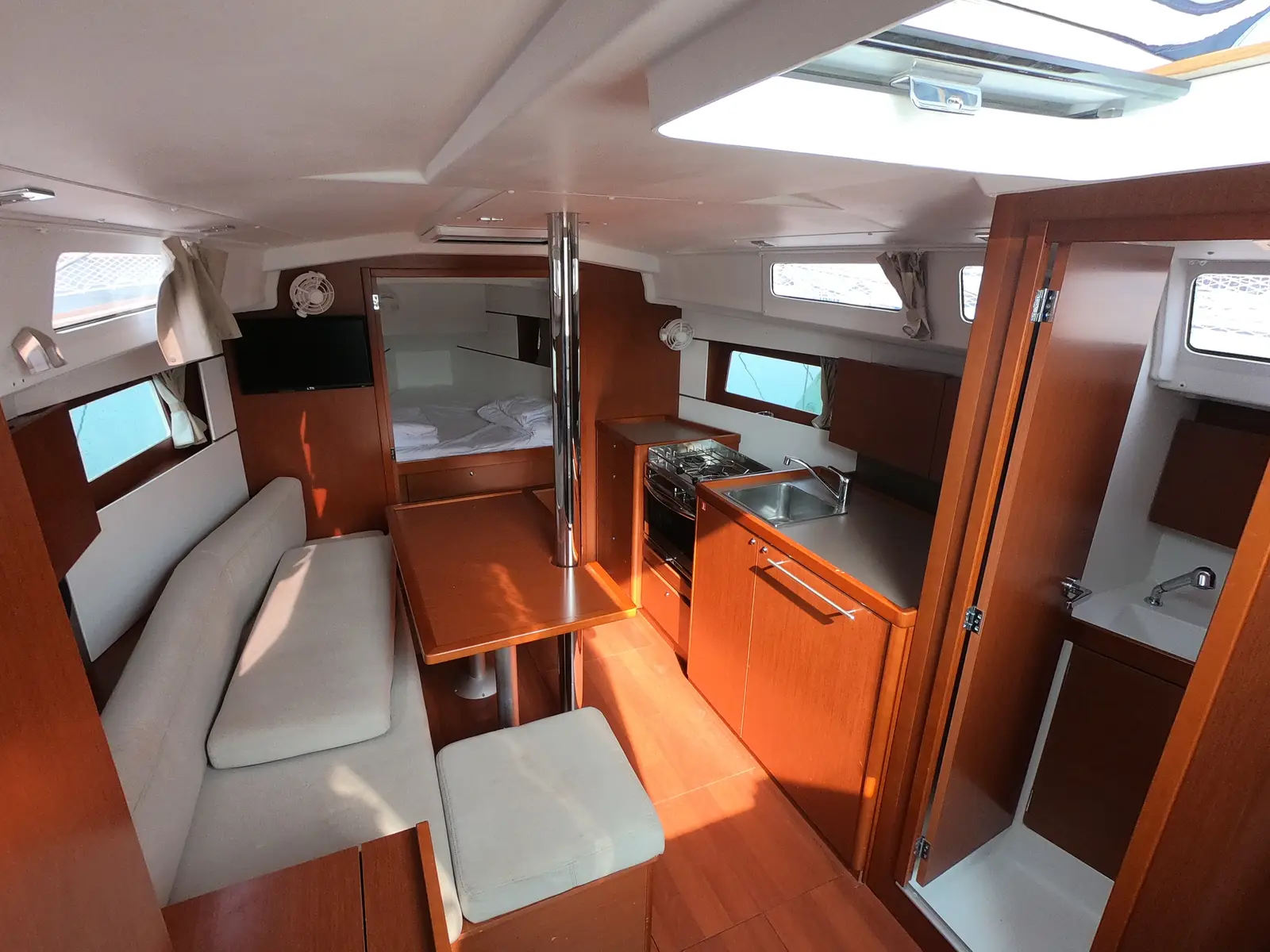 Abeona, Interior image