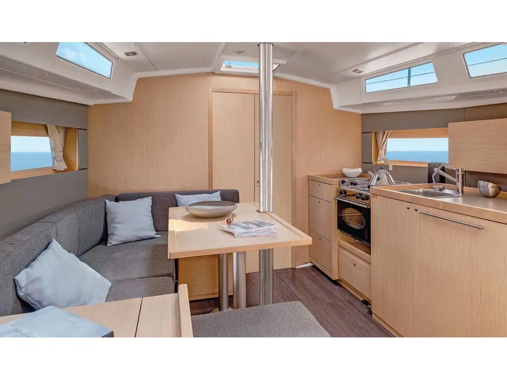 Missy, Interior image