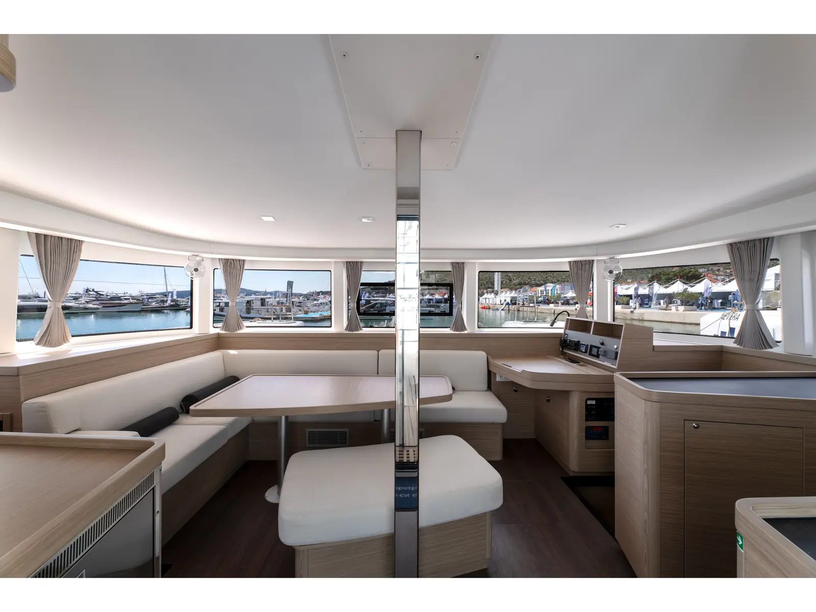 AVENTUS, Interior image