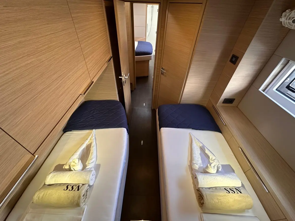 Maui- FIRST CLASS, photograph 11