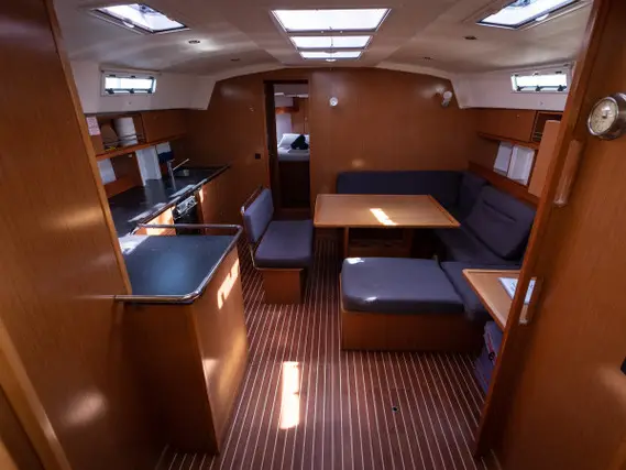 Cloe, Interior image