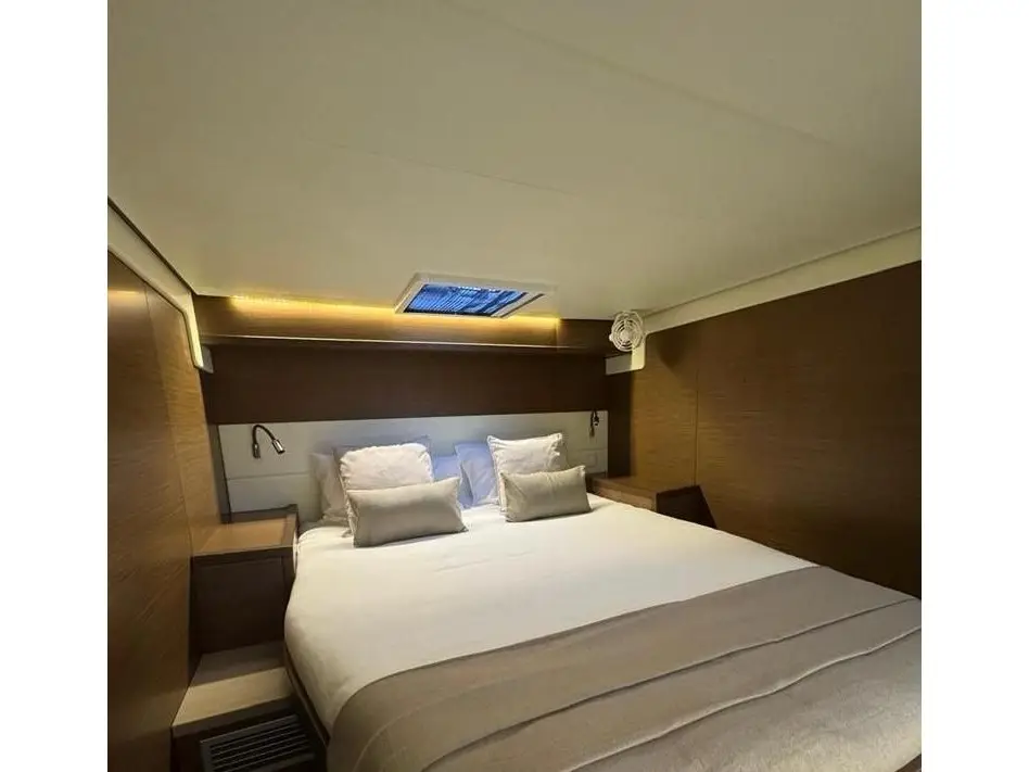Jolie, Interior image