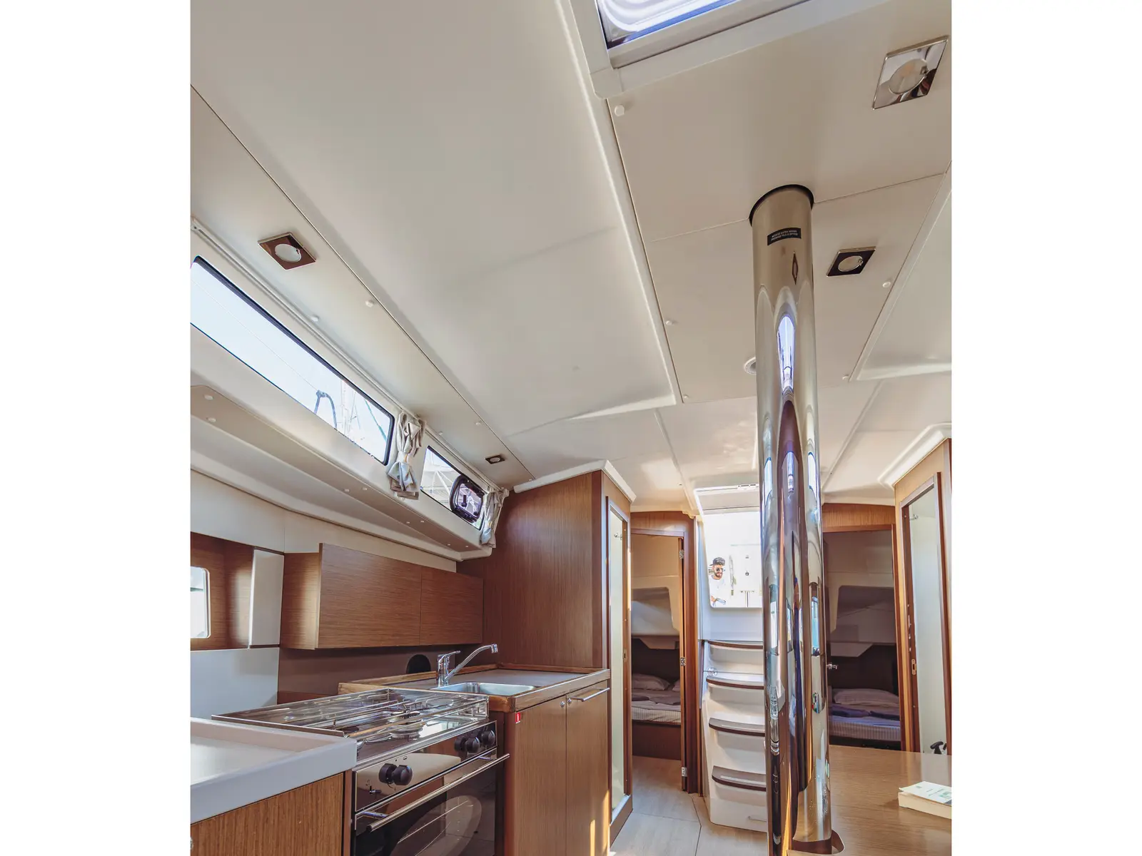 Neo, Interior image