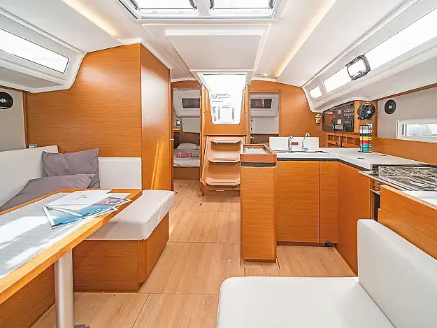 Naias, Interior image