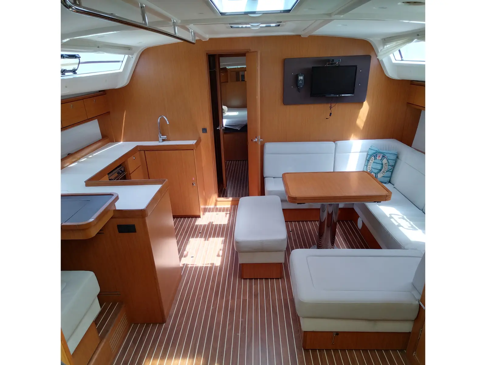 Gin Tonic, Interior image