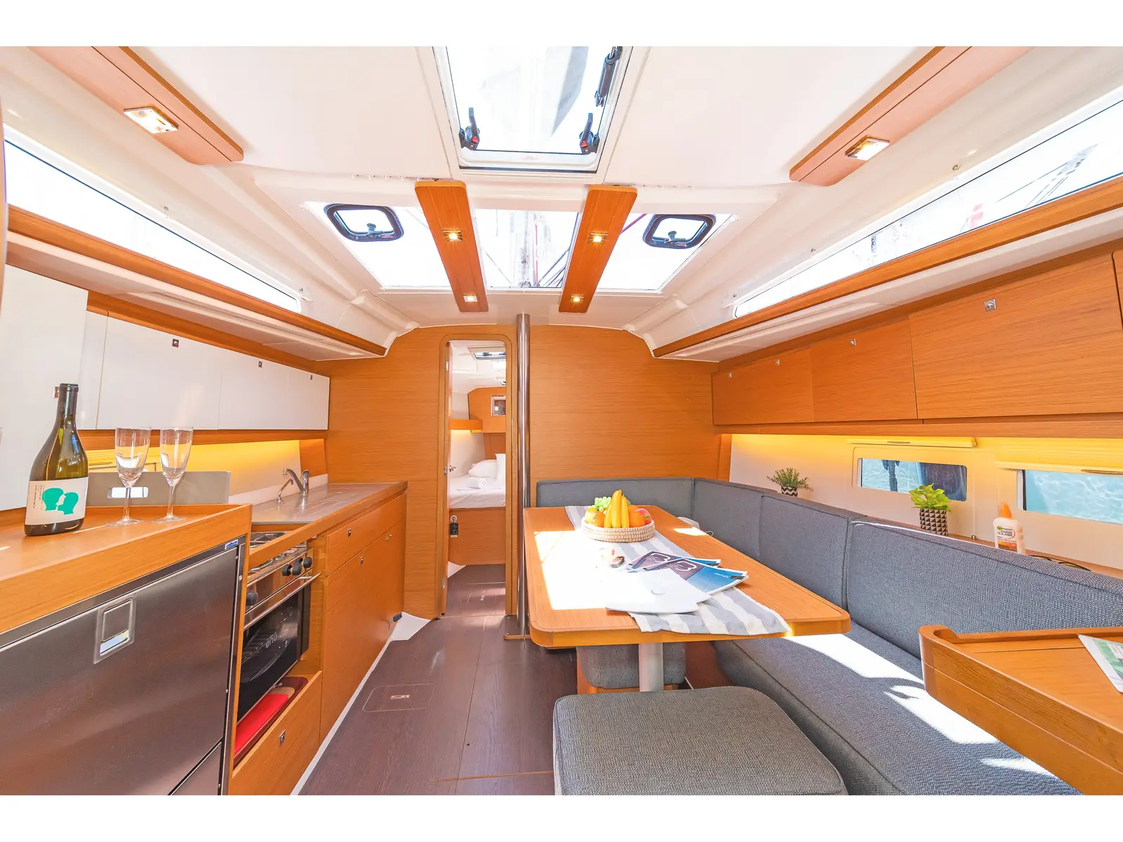 Agnes, Interior image