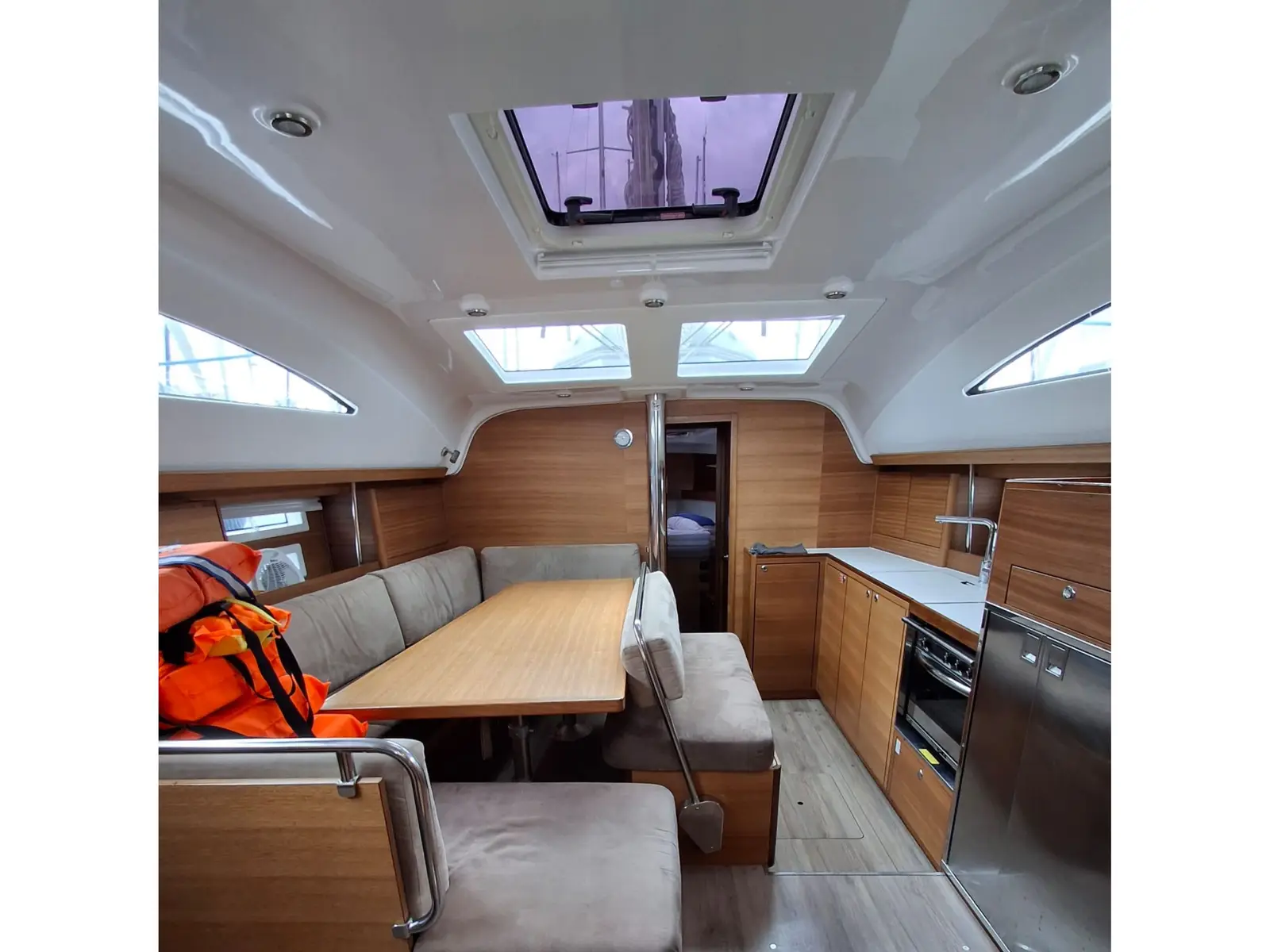 Albatros, Interior image