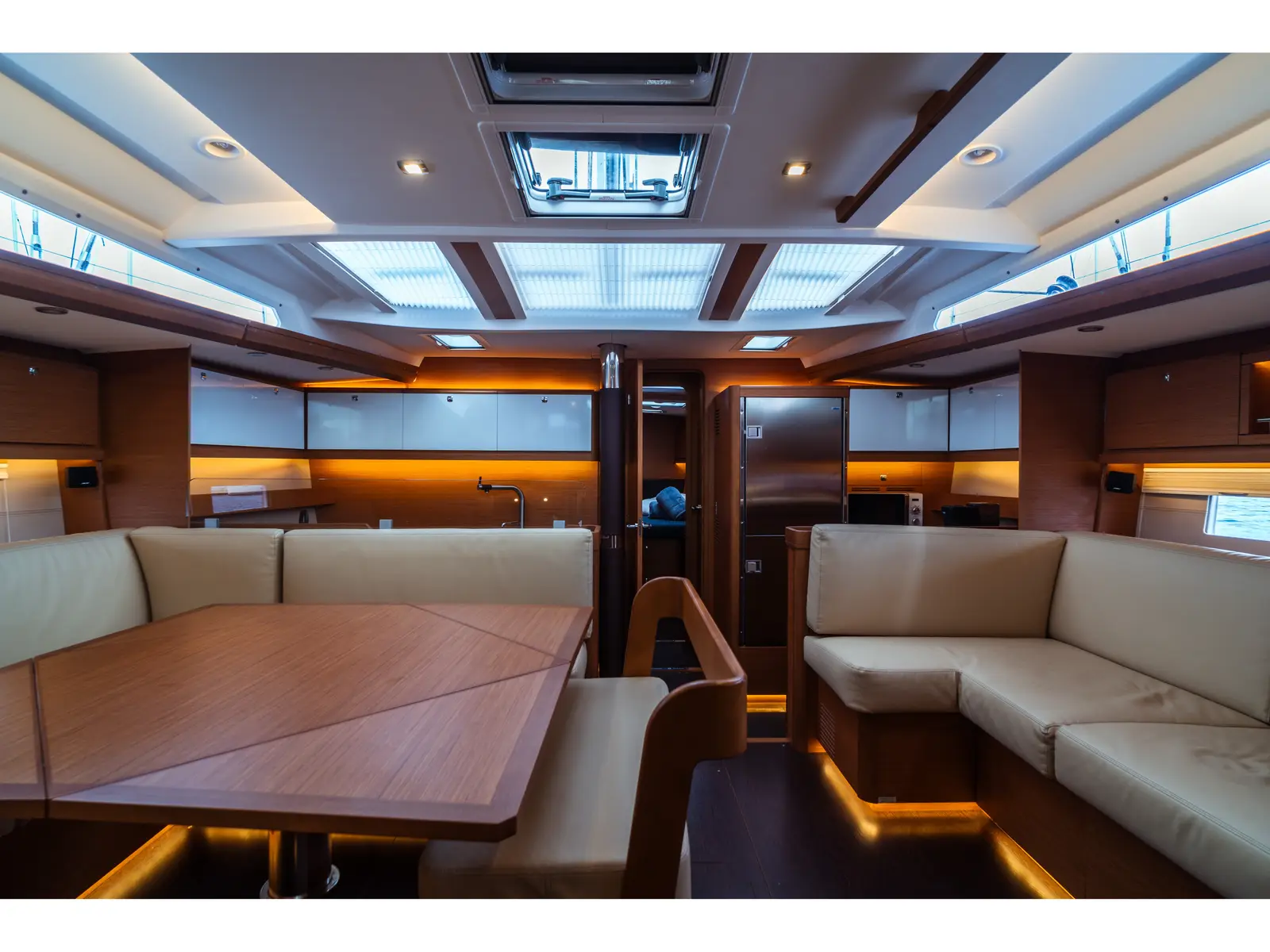 Eleonora, Interior image