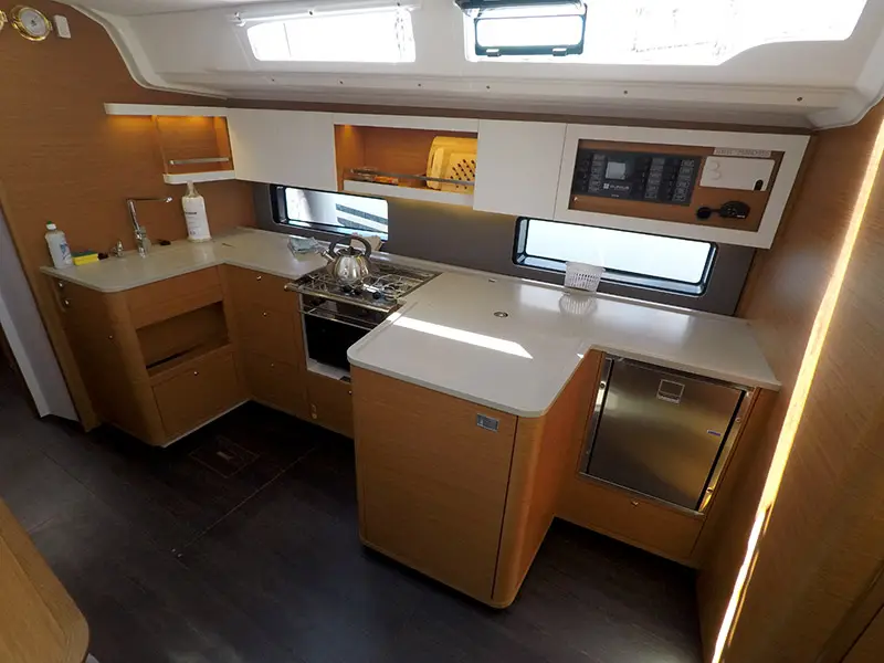 Dama, Dufour 44