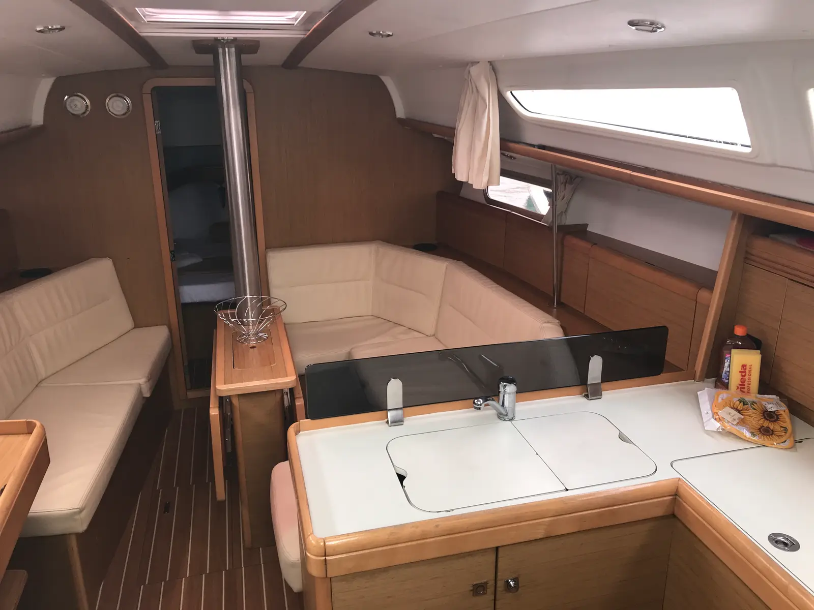 Lyra, Interior image