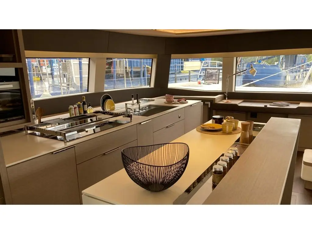 AMADA MIA, Interior image