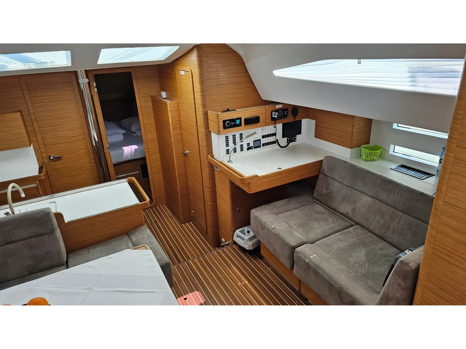 Premium, Interior image