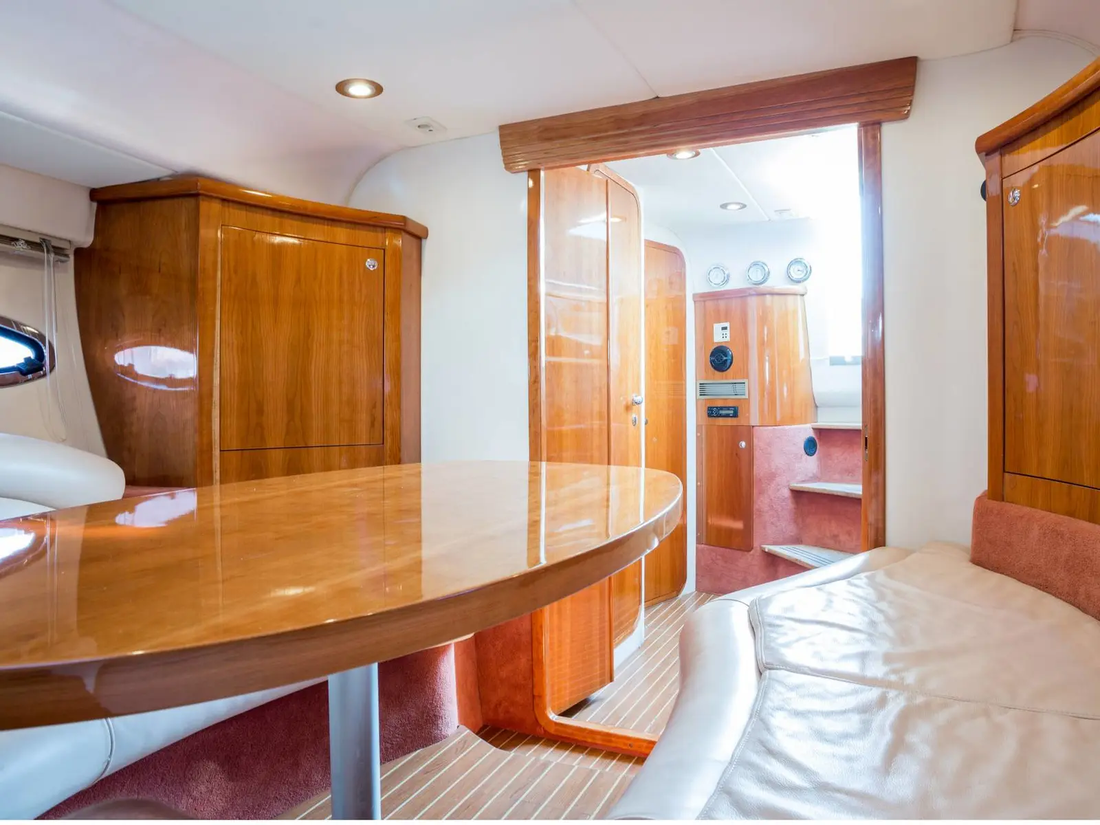 Habibi, Interior image