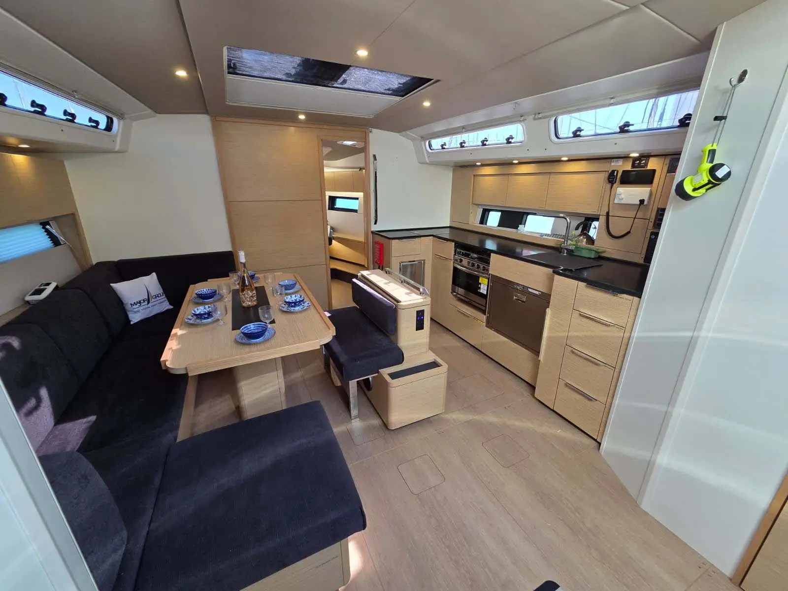 Astan, Interior image