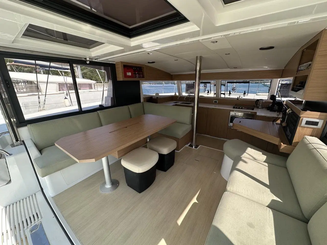 BAY BREEZE V, Interior image