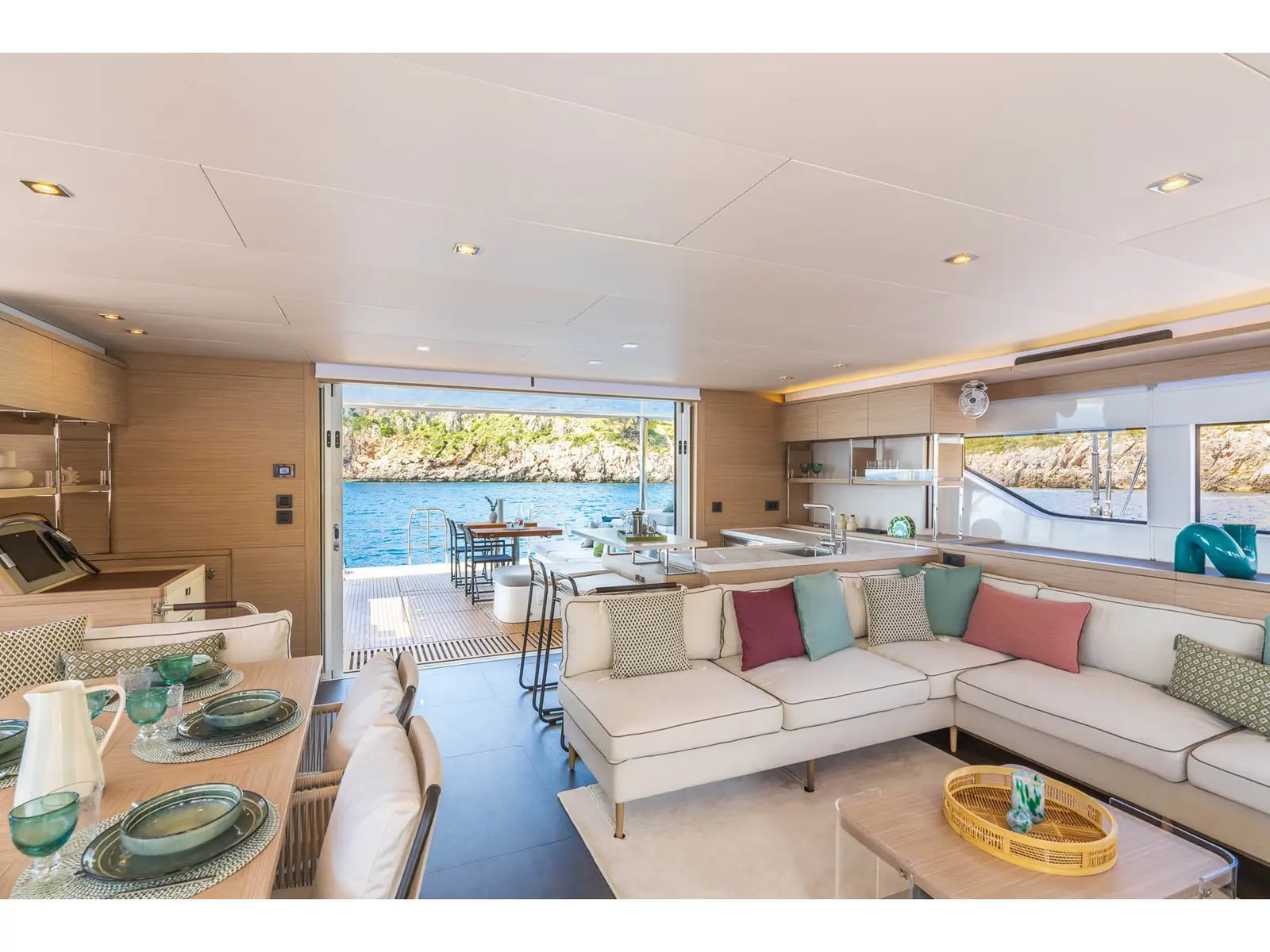 SAILUXE - Pac-one, Interior image