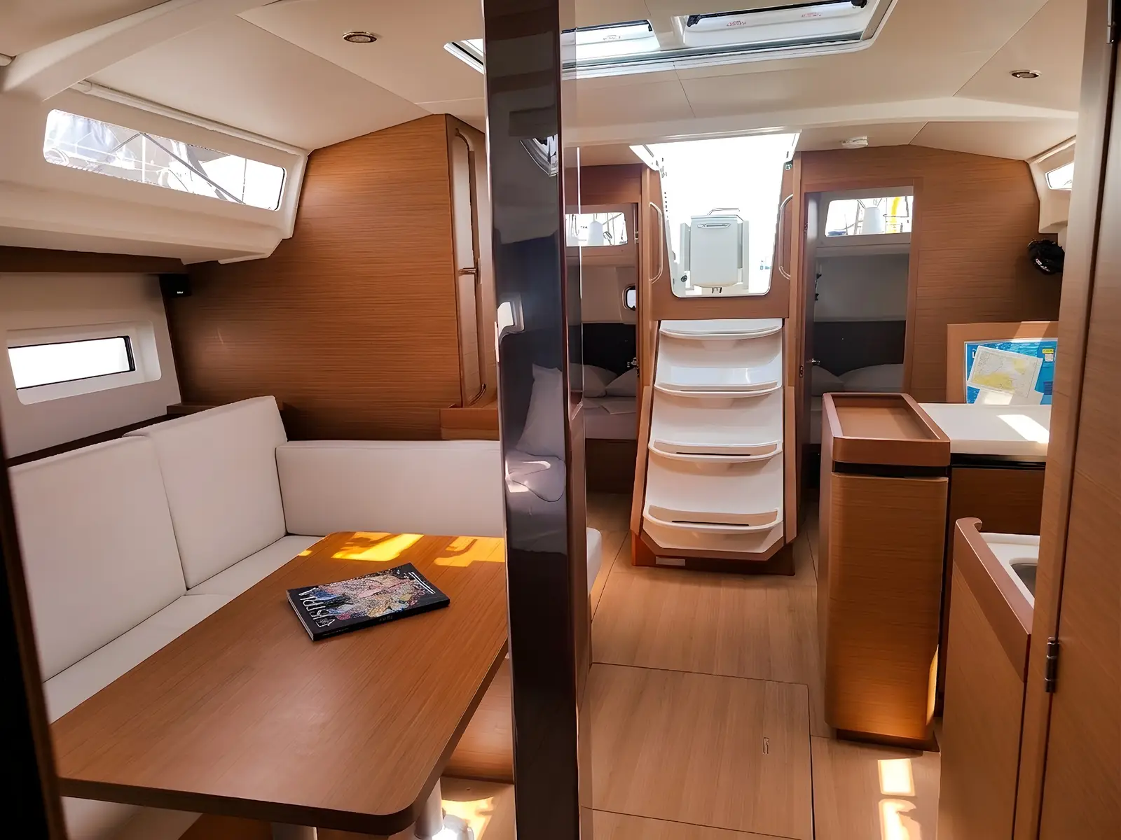Greta, Interior image