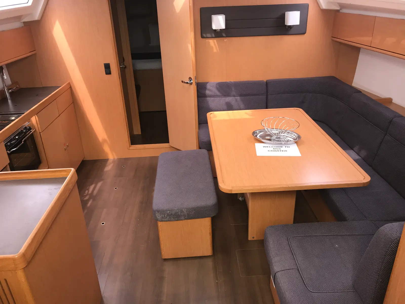 Albireo, Interior image