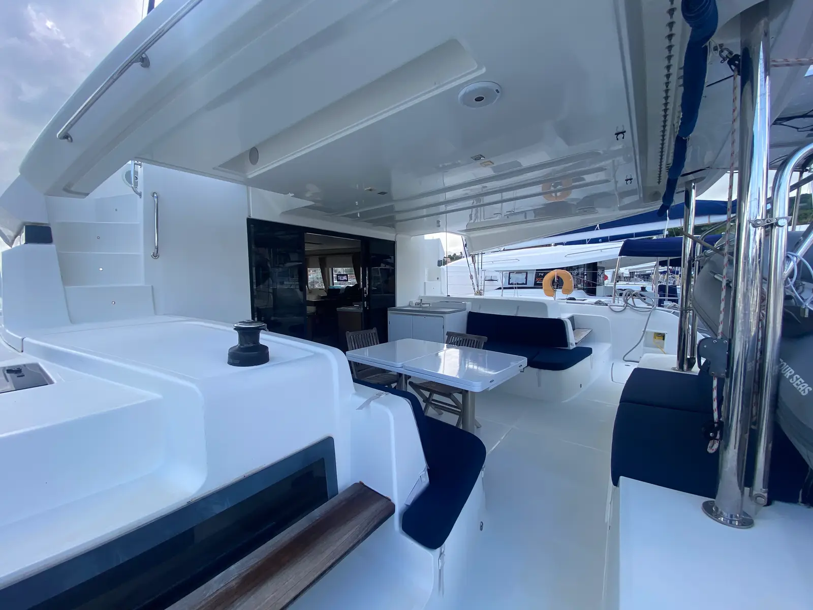Oscar VII, Interior image