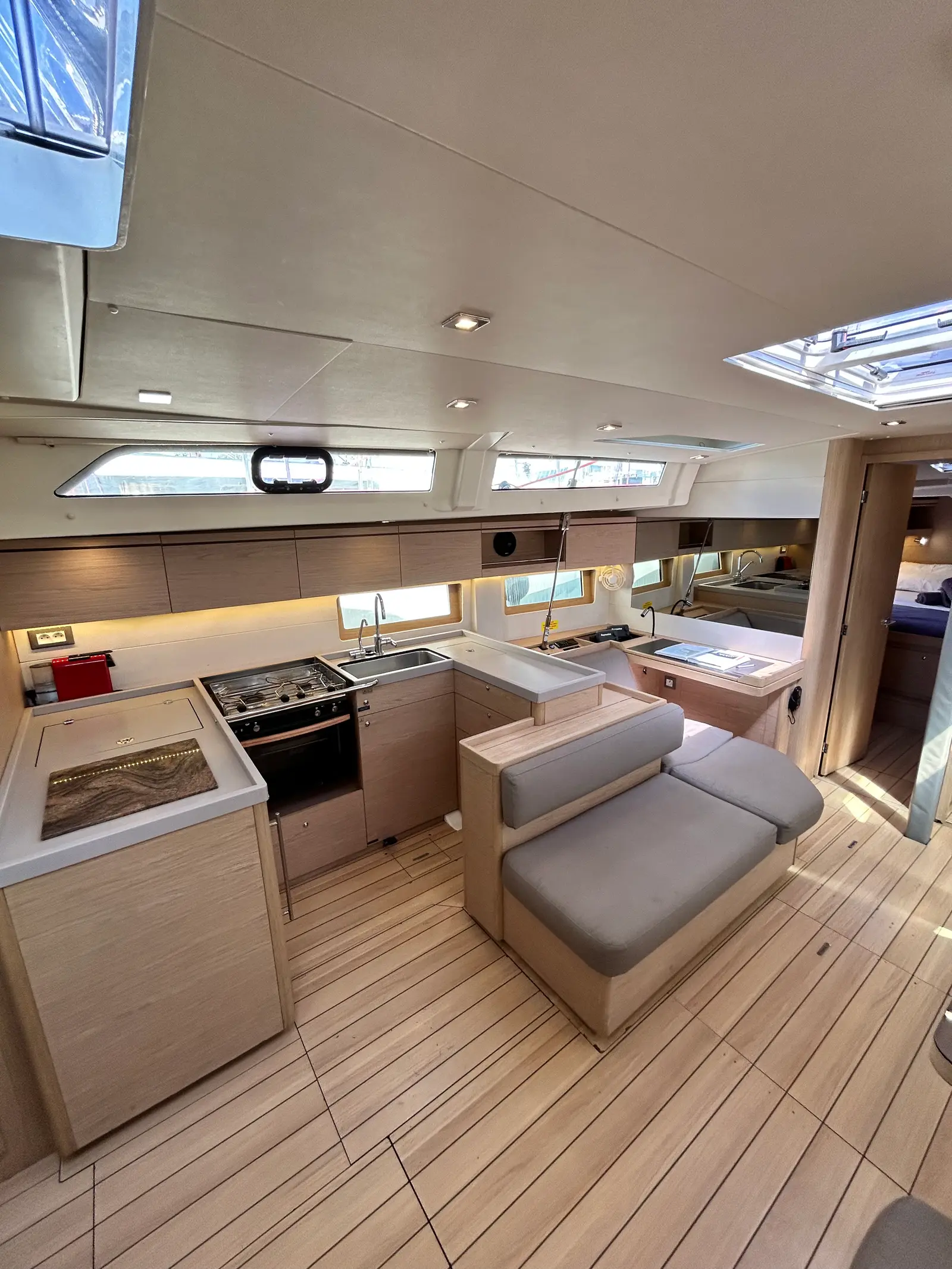 Barracuda (Refit 2026 - A/C - Generator - Electric Heads - 12 Pax), foto 12