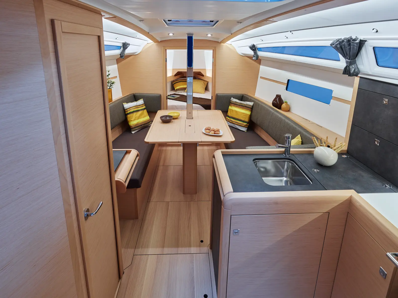 Dorina, Interior image
