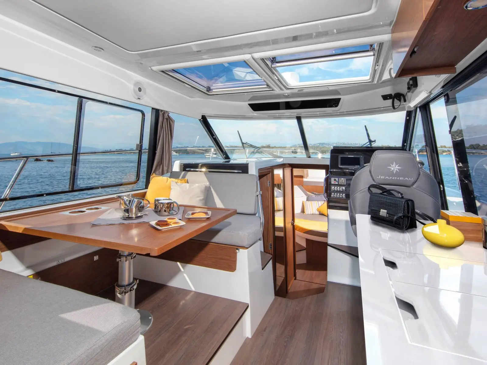 Hera II, Interior image