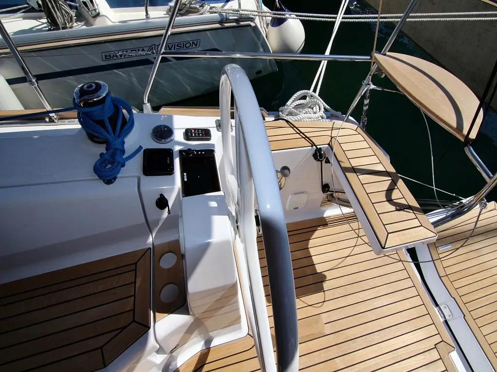 LYRA, Exterior image