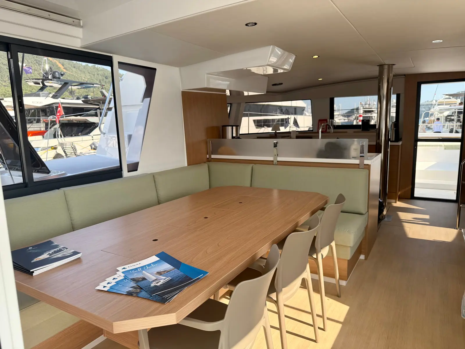 Amelia, Interior image