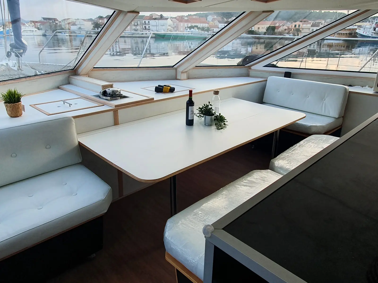 UPWIND 50, Interior image
