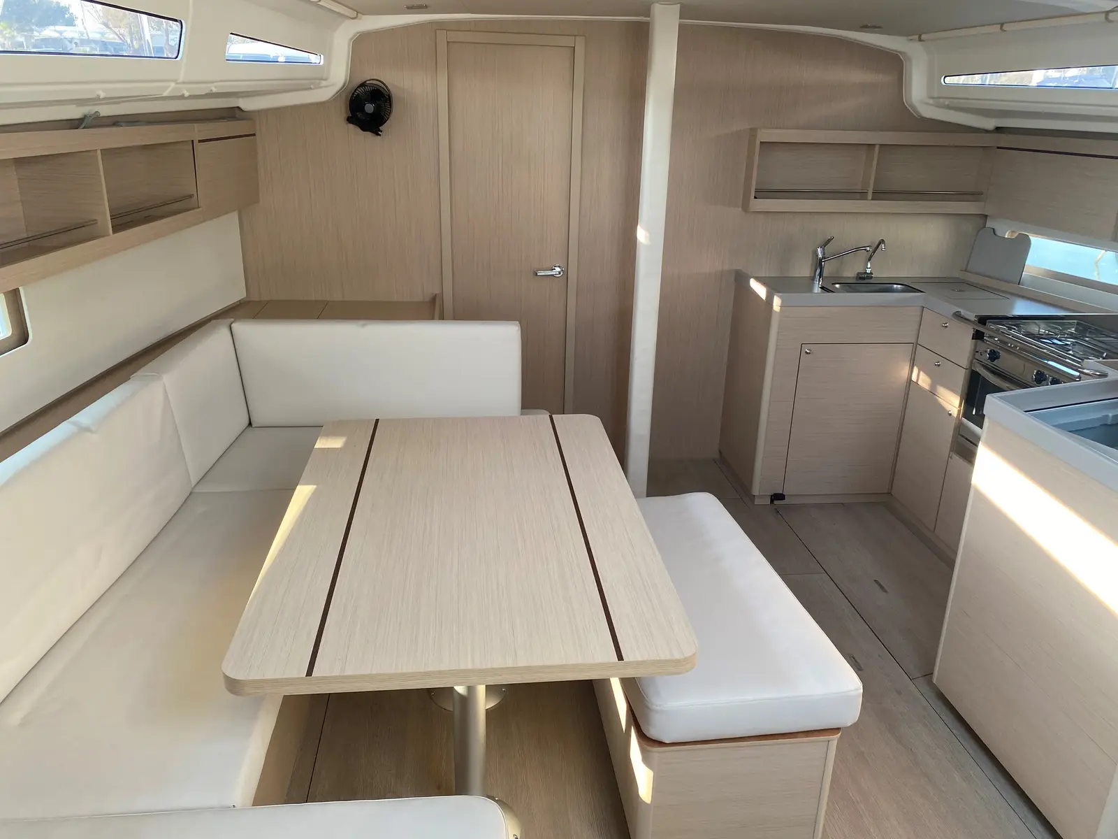 LA MER, Interior image
