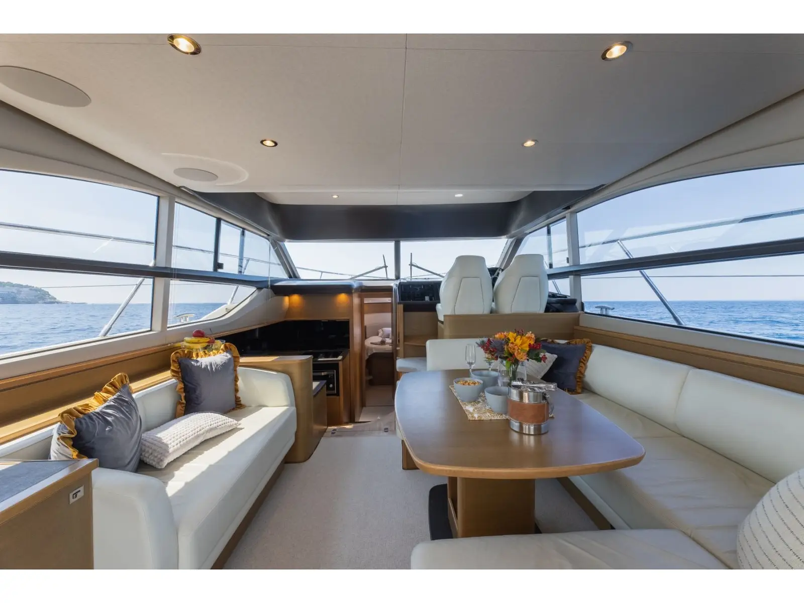 Contessa, Interior image