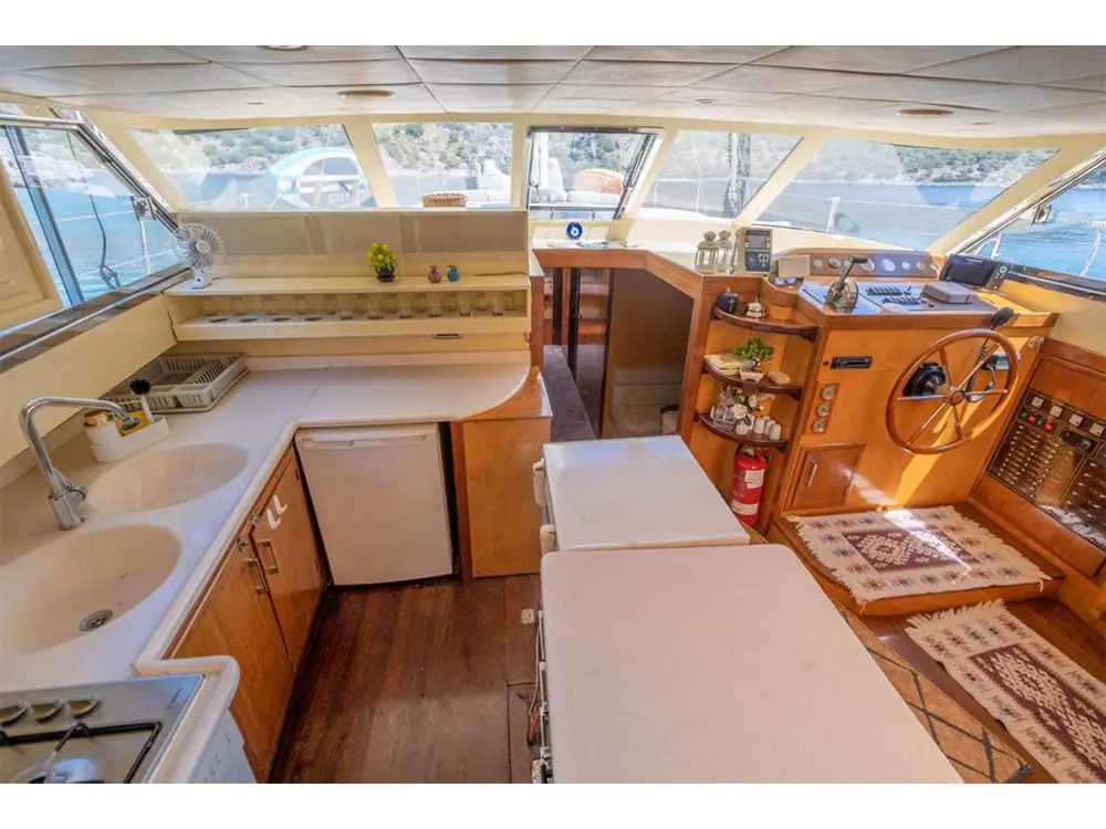Angelo, Interior image