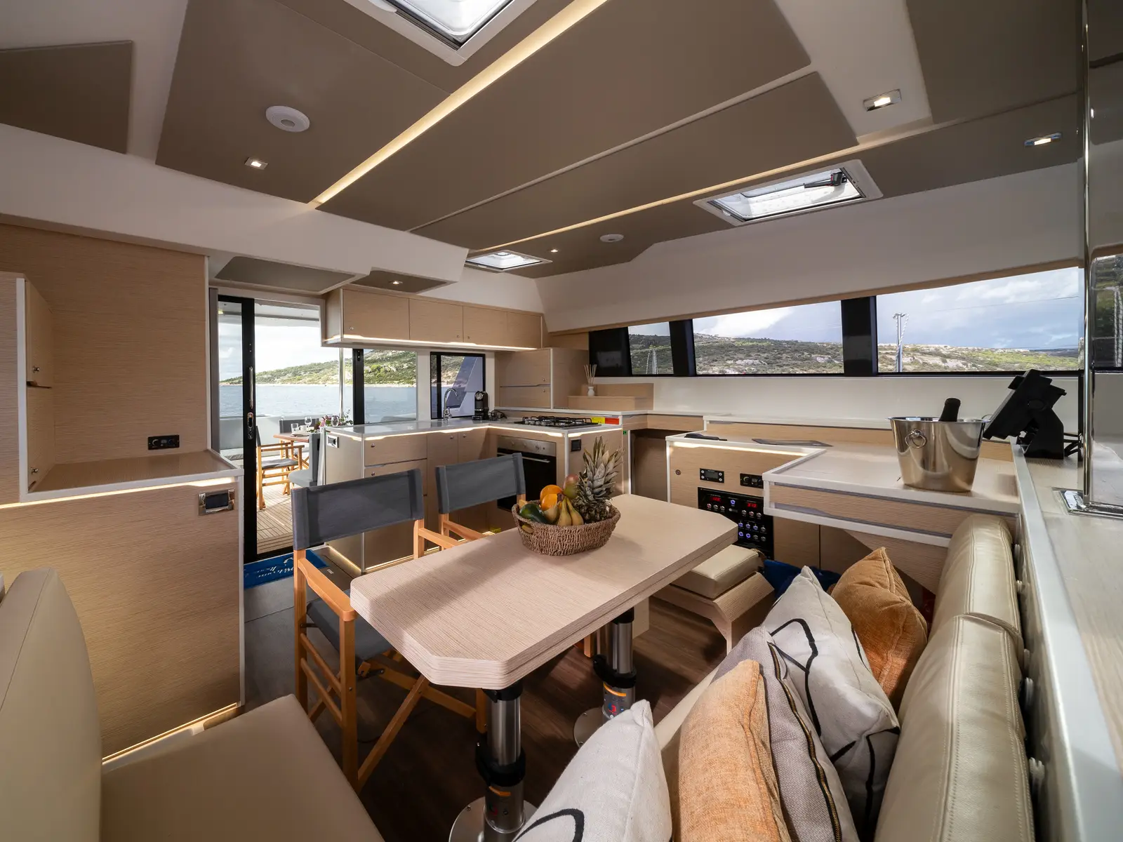 Dudu, Interior image
