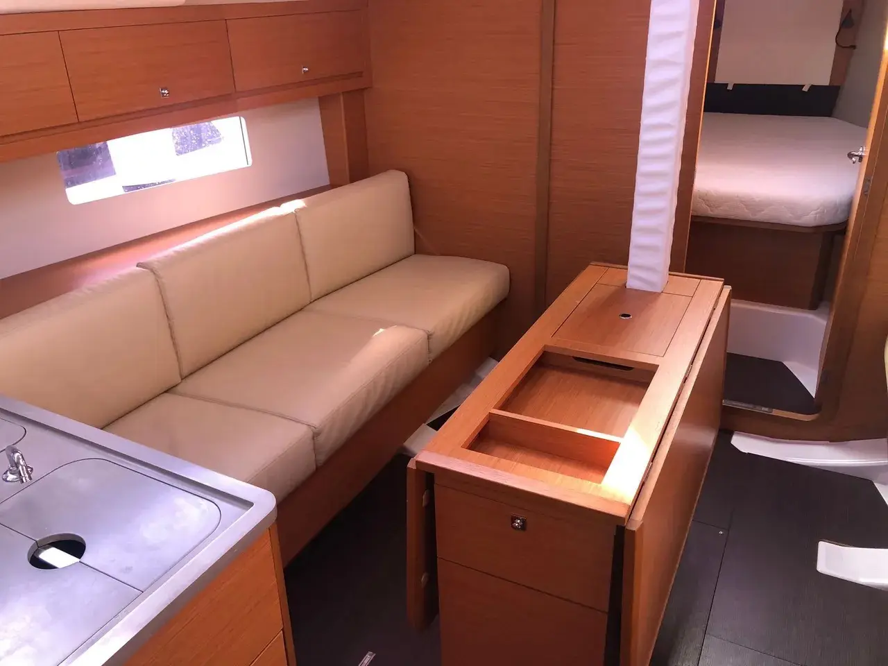 Iulo, Interior image