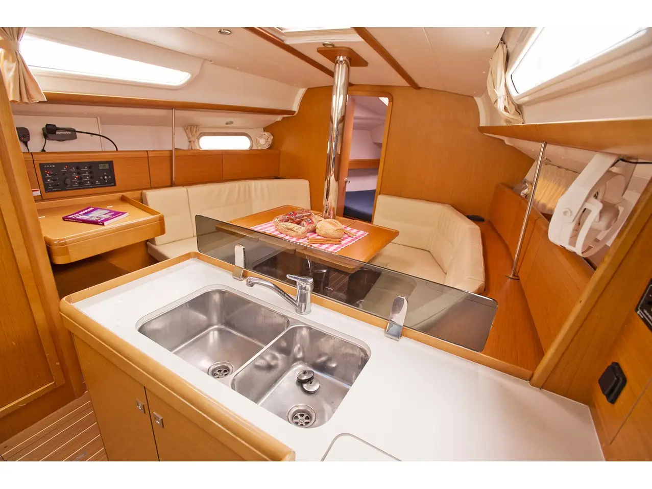 Lauren, Interior image